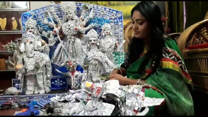 দুর্গা প্রতিমা গড়লেন গৃহবধূ পাপিয়া কর