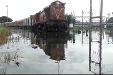 এখনও জল জমে রেললাইনে, সাঁতরাগাছি, শালিমার থেকেই ছাড়ছে একাধিক ট্রেন
