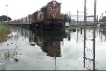 এখনও জল জমে রেললাইনে, সাঁতরাগাছি, শালিমার থেকেই ছাড়ছে একাধিক ট্রেন এখনও জল জমে রেললাইনে, সাঁতরাগাছি, শালিমার থেকেই ছাড়ছে একাধিক ট্রেন