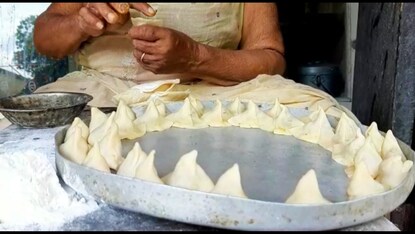 বানানো হচ্ছে সেই এক টাকার সিঙ্গারা