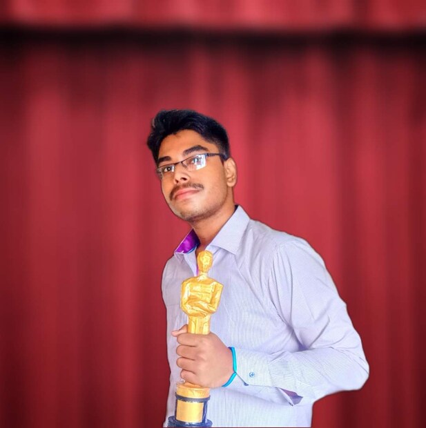সায়নের কথায়, ছোটবেলার স্বপ্ন পূরণ করতে পেরেছি। যাবতীয় সব ফেলে দেওয়ার জিনিস দিয়ে তৈরি করেছি ইডেন গার্ডেন্স। আমার স্বপ্ন সিএবি-র হাতে ইডেনের মডেলটি তুলে দেওয়ার।