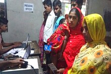 সার্থক প্রকল্প! দুর্যোগকে সঙ্গী করেই, স্বাস্থ্য সাথী কার্ডের লম্বা লাইন