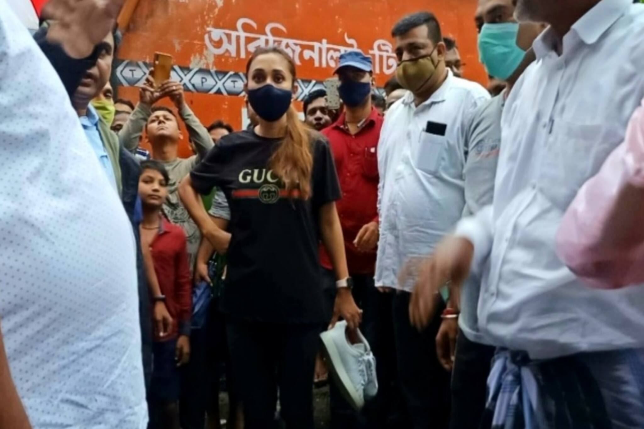 Video: খালি পায়ে, জল কাদা পেরিয়ে দুর্গত এলাকা পরিদর্শনে সাংসদ মিমি চক্রবর্তী