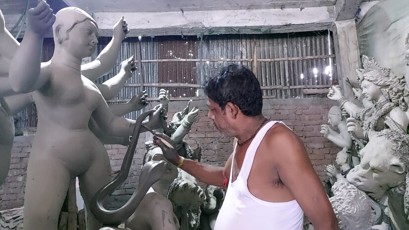 আসছে বড় আকারের প্রতিমার বায়না। কিন্তু লকডাউনের জেরে সহ শিল্পীদের অনেকেই অন্য পেশায় নিজেদের জড়িয়ে ফেলেন। মূলত মার্চের শেষ অথবা এপ্রিলের শুরুতে প্রতিমা তৈরির কাজে হাত পড়ে যায়। যেখানে এবারেও বাধা হয়ে দাঁড়িয়েছিল কোভিডের হানা, লকডাউন।