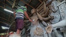 সামনেই দুর্গাপুজো, প্রস্তুতি তুঙ্গে কৃষ্ণনগরের মৃৎশিল্পীদের সামনেই দুর্গাপুজো, প্রস্তুতি তুঙ্গে কৃষ্ণনগরের মৃৎশিল্পীদের
