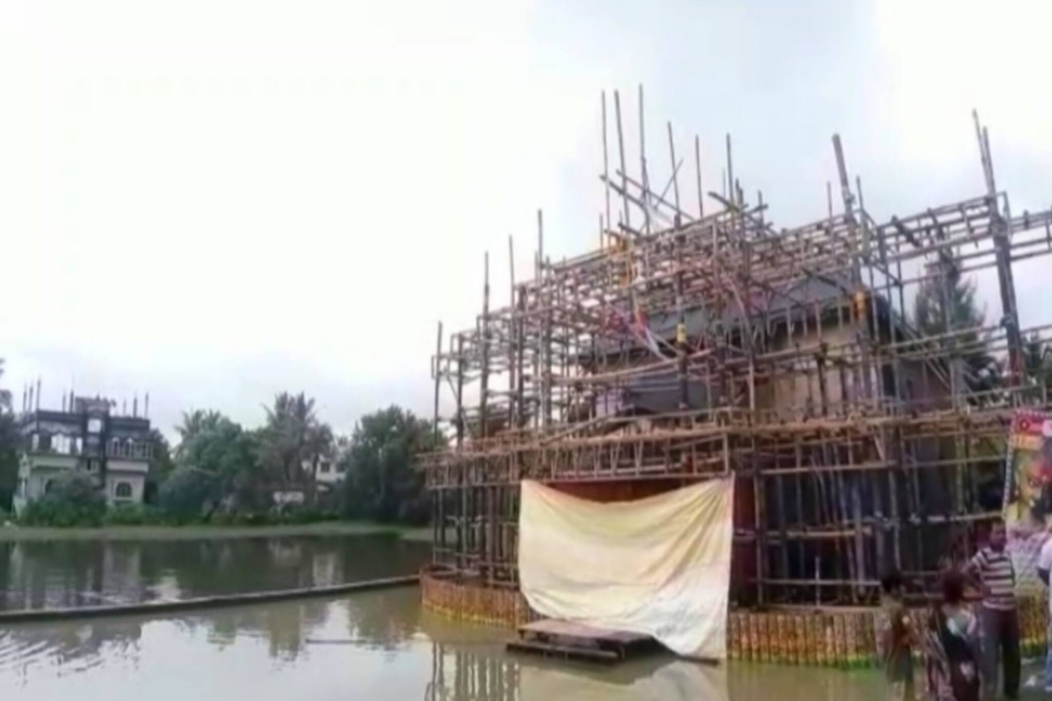 মণ্ডপে জমে জল, বন্ধ পুজোর প্যান্ডেল তৈরির কাজ
