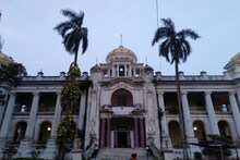 পাঁচদিনের মাথায় আবারও ভেঙে পড়ল মহিষাদল রাজবাড়ির সিংহদুয়ারের একাংশ