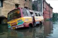 হাওড়ার লিলুয়ায় জমা জলে কাত হয়ে পড়লো মিনিবাস, দুর্ভোগ যাত্রীদের