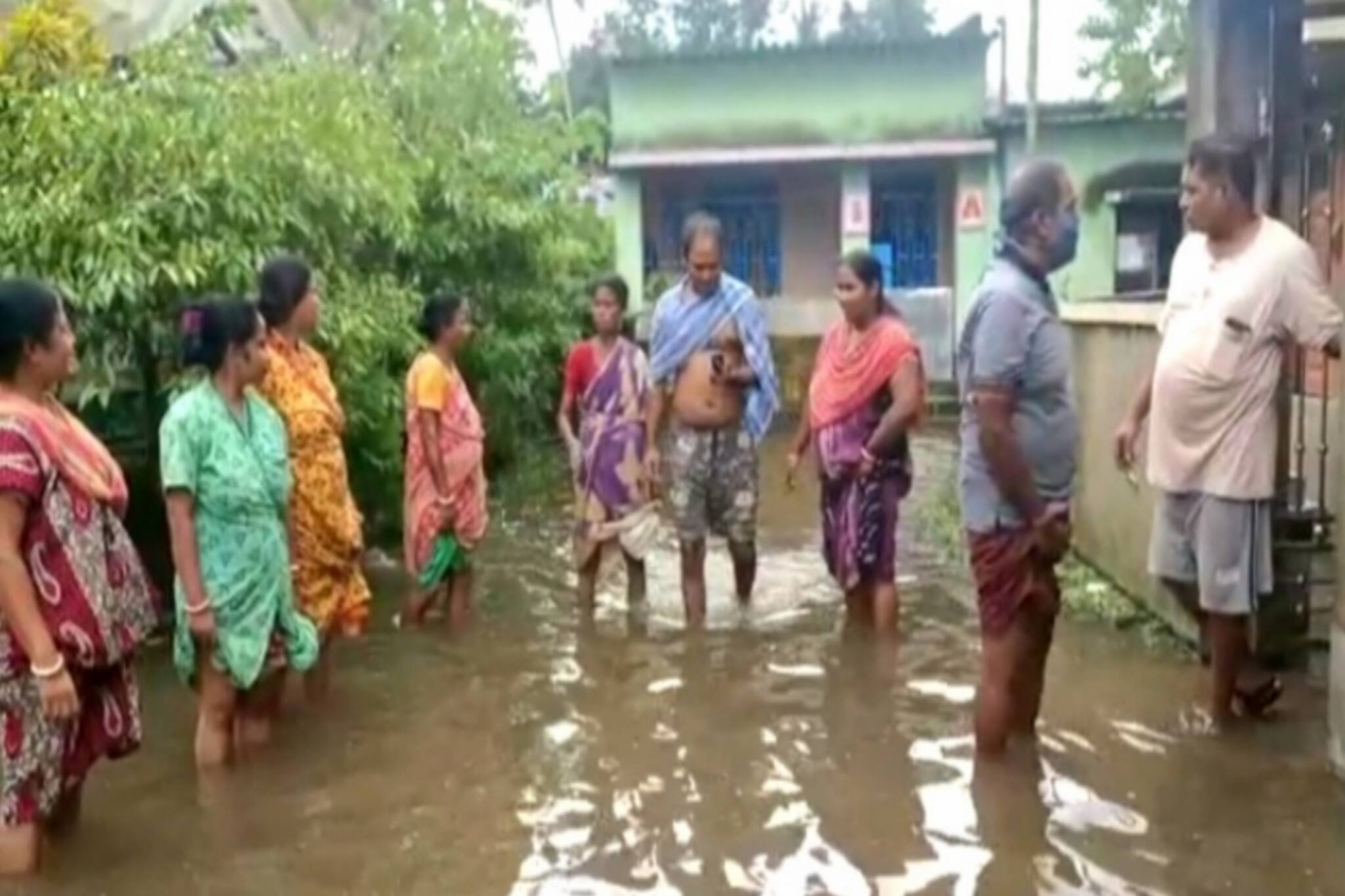 দীর্ঘদিন ধরে এলাকায় জমে রয়েছে জল, প্রতিবাদে বিক্ষোভ মহিলাদের