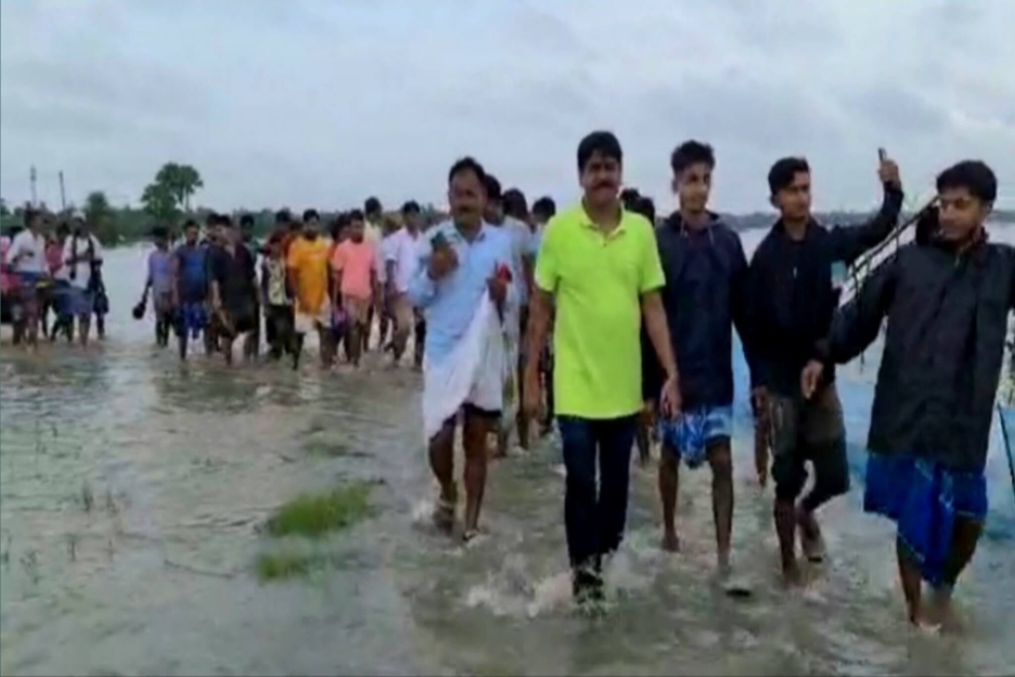 Bangla News| Canning|| দুর্গত মানুষদের পাশে বিধায়ক শওকত মোল্লা, ঘুরে দেখলেন জলমগ্ন এলাকা