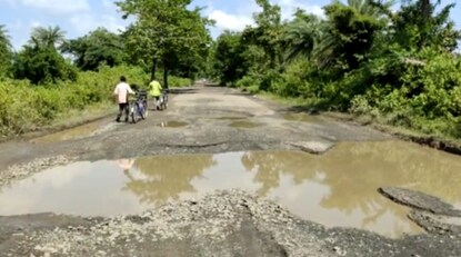 খয়রাশোল ব্লকের সাত কিলোমিটার রাজ্য সড়ক খালা খন্দে ভরা, ক্ষোভ স্থানীয়দের