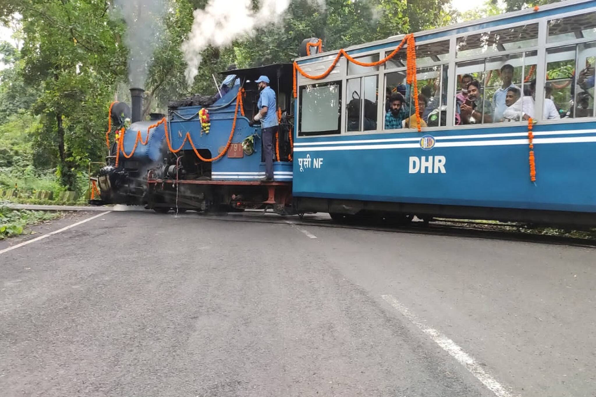 Darjeeling Toy Train: দার্জিলিং-এনজেপি টয়ট্রেন চলাচলের টাইম টেবলে পরিবর্তন, থাকছে আরও একজোড়া ‘জয় রাইড’ পরিষেবা