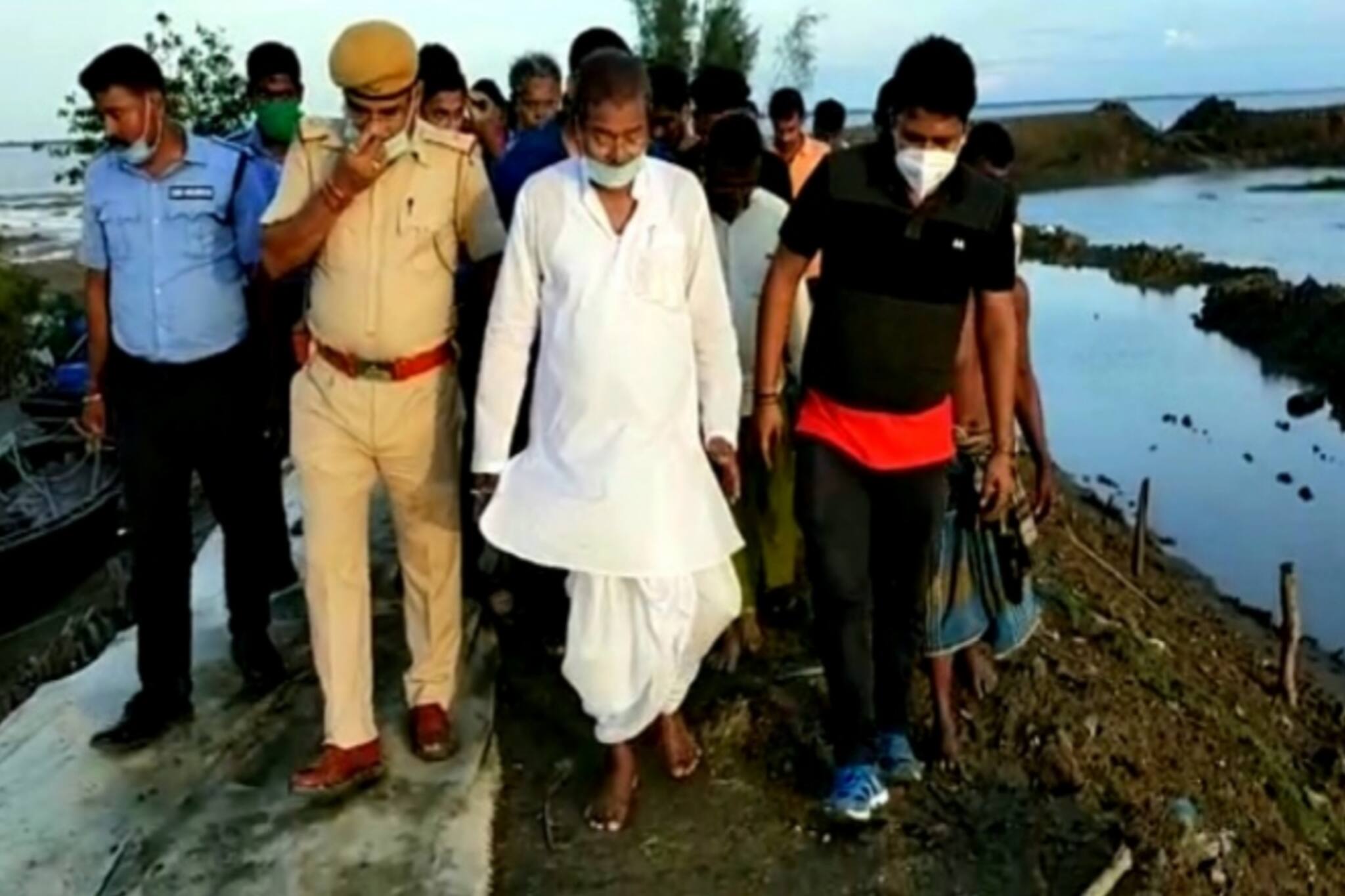 ধসে যাওয়া নদী বাঁধ পরিদর্শনে সুন্দরবন উন্নয়ন মন্ত্রী