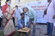টয়ট্রেনের চালক, সহ চালককে খাদা পড়িয়ে সম্মান! পালিত বিশ্ব পর্যটন দিবস