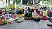 অভিনব পদ্ধতিতে চাকরির দাবি টেট উত্তীর্ণদের