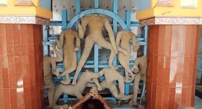 মন্দিরেই তৈরি হচ্ছে লায়েক বাড়ি প্রতিমা। 