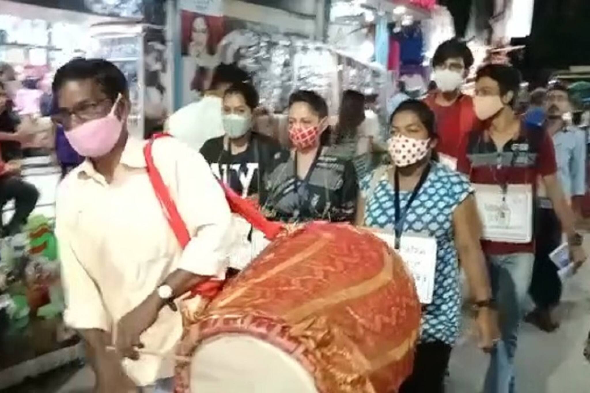 Coronavirus | Siliguri: ফের শিলিগুড়িতে বাড়ছে কোভিড আক্রান্তের গ্রাফ ! সচেতনতায় ঢাক পিটিয়ে প্রচারে তরুণ-তরুণীরা