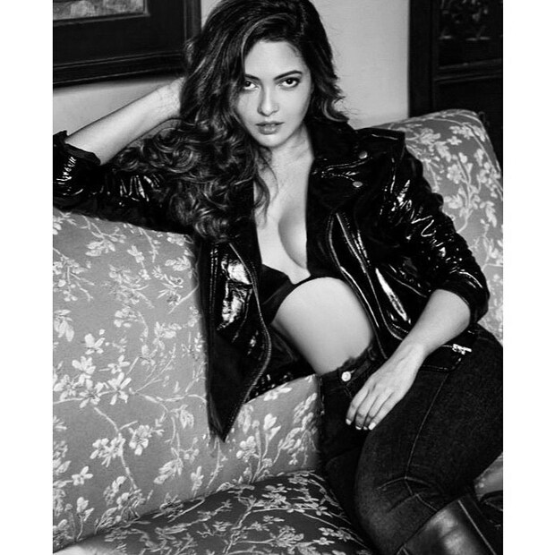 চামড়ার জ্যাকেটে শরীর দেখাচ্ছেন রিয়া সেন (Viral Photos of Riya Sen) এক মুহূর্তেই ছবি ঝড় তুলেছে সোশ্যাল মিডিয়ায় ৷ ছবি সৌজন্যে ইনস্টাগ্রাম ৷