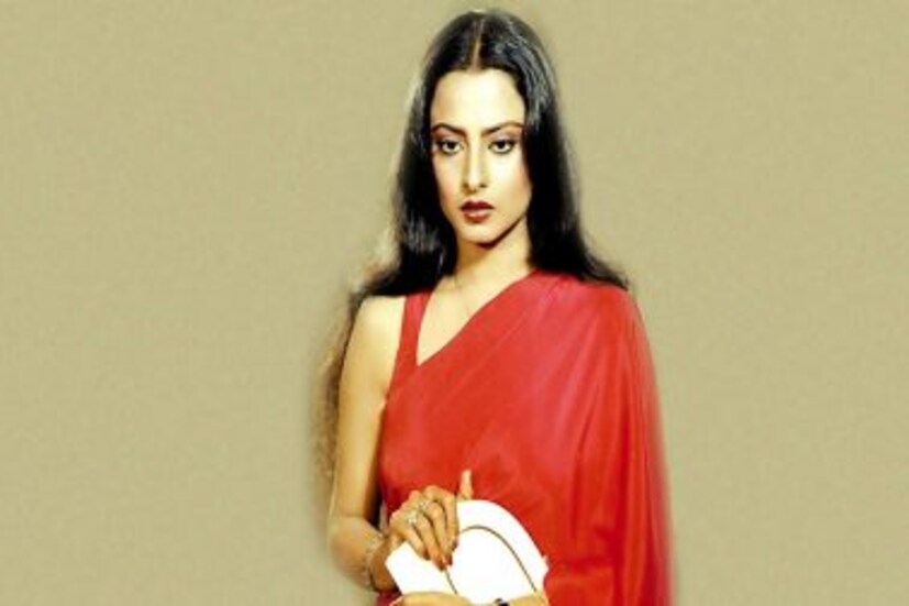 বলিউডে রোম্যান্সের সঙ্গে নায়িকার পোশাকের যেন মেলবন্ধন গড়ে তুলেছিল এই শিফন শাড়ি। এখনও বিভিন্ন সময় নায়িকাদের দেখা যায় শ্রীদেবী ও রেখার সেই পুরনো সাজে ফিরে যেতে। অনেক বার অনুষ্কা শর্মা ও প্রিয়াঙ্কা চোপড়াকে শিফন শাড়িতে দেখা গিয়েছে। 