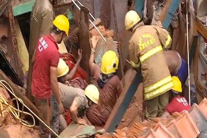 উদ্ধার করা হচ্ছে আটকে থাকা ওই সাতজনকে। ছবি ভিডিও থেকে নেওয়া।