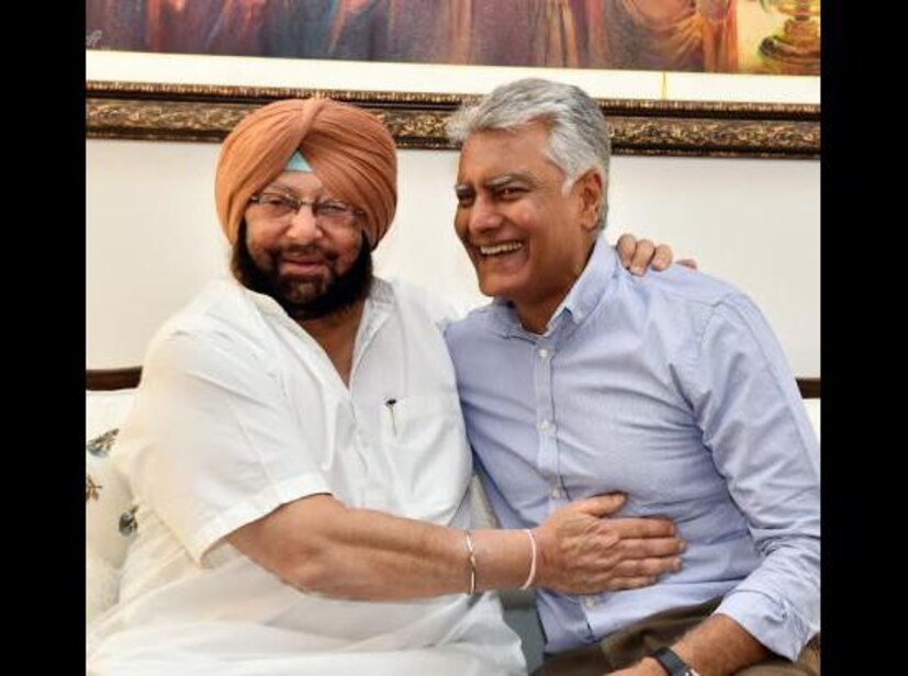 এদিকে পঞ্জাবের (Punjab Crisis) মুখ্যমন্ত্রীর কুর্সিতে কে বসবেন, তা নিয়ে জল্পনা শুরু হয়ে গিয়েছে। এই দৌড়ে এগিয়ে রয়েছেন পঞ্জাব কংগ্রেসের প্রাক্তন সভাপতি সুনীল জাখর। সুনীল জাখর পঞ্জাবের মুখ্যমন্ত্রীর পদের দৌড়ে এগিয়ে রয়েছেন বলে জানা গিয়েছে। কারণ এবার পঞ্জাবে (Punjab Crisis) মূল প্রতিদ্বন্দ্বী হিসেবে উঠে এসেছে আপ। আপের মোকাবিলায় বিধানসভা নির্বাচনের আগে অ-শিখ মুখকে সামনে তুলে ধরতে চায় কংগ্রেস। এমনটাই রাজনৈতিক বিশেষজ্ঞদের ধারণা।
