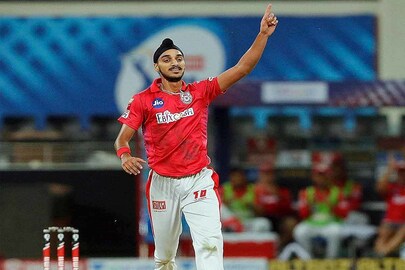 পাঁচ উইকেট নিলেন আর্শদীপ