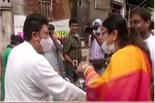 ভবানীপুরের প্রচারে হঠাৎ তৃণমূল নেতার মুখোমুখি বিজেপি প্রার্থী! কী হল তার পর?