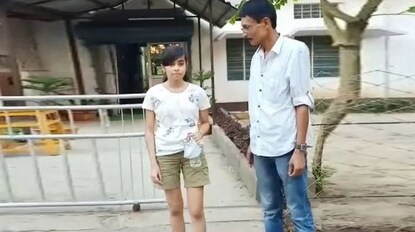 হাফপ্যান্ট পরে পরীক্ষাকেন্দ্রে ঢুকতে বাধা, পায়ে পর্দা পেঁচিয়ে ঢুকলেন ছাত্রী!
