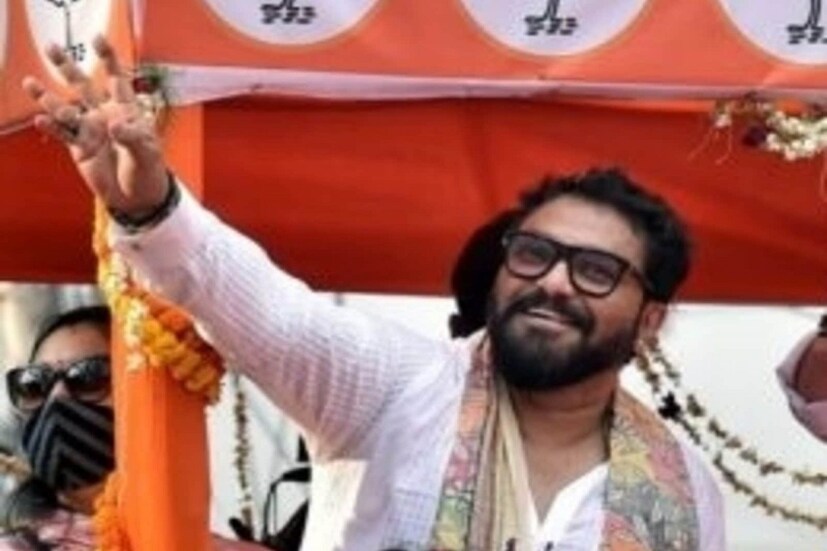 উল্লেখ্য ভবানীপুরে বাবুল ঘনিষ্ঠ প্রিয়াঙ্কার টিবরেওয়ালকে প্রার্থী করেছে বিজেপি। রাজনৈতিক মহল মনে করছে ঠিক ভোটের আগে সেই বাবুলকেই তুলে নিয়ে স্যাকরার ঠুকঠাকের উত্তরে কামারের ঘা দিল মমতা বন্দ্যোপাধ্যায়ের দল।
