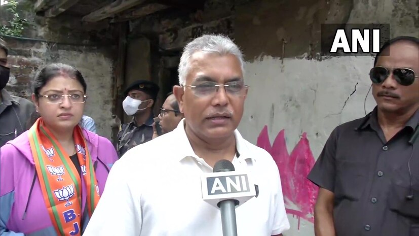 তৃণমূল বলছে প্রিয়াঙ্কার জামানত বাজেয়াপ্ত হবে। এ নিয়ে দিলীপ ঘোষ বলেন, সে তো নন্দীগ্রামেও বলেছিল। বুঝতে পেরেছেন কী হয়েছে। যদি এতো দম থাকে তাহলে সব মন্ত্রীদের পাড়ায় পাড়ায় ঘোড়াচ্ছেন কেন? বসে থাকুন। লোক ভোট দিয়ে দেবে। আমরা লড়ব লোকের কাছে যাবো। ডিসিশন তো লোক দেবে। 