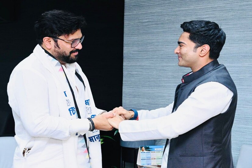 গত কয়েক মাসের মহা নাটকের অবসান। এবার তৃণমূলে যোগ দিলেন বাবুল সুপ্রিয়। বাবুল সুপ্রিয়র হাতে তৃণমূলের পতাকা তুলে দিলেন স্বয়ং সর্বভারতীয় সাধারণ সম্পাদক অভিষেক বন্দ্যোপাধ্যায়। উপস্থিত ছিলেন ডেরেক ও'ব্রায়েনও।