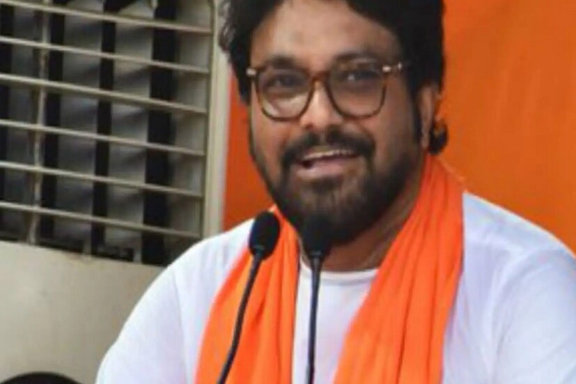 রাজ্য বিজেপির সঙ্গে বাবুলের দূরত্ব ছিল দীর্ঘদিন ধরেই। সম্প্রতি নরেন্দ্র মোদি মন্ত্রিসভার সম্প্রসারণ করলে সেখানে বাবুলের ঠাঁই হয়নি। তাতে অভিমান করে বাবুল রাজনীতি ছেড়ে দেওয়ার কথা বলেন। যদিও অমিত শাহ, জে পি নাড্ডাদের সঙ্গে সুসম্পর্ক বজায় রাখার কথা বলেছিলেন তিনি। তাতে অনেকে মনে করছিলেন বাবুল কক্ষচ্যুত হতে পারেন কিন্তু অন্য জার্সি গায়ে গলাবে না।