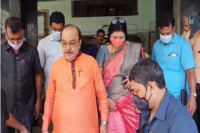 সিবিআই দফতর থেকে বেরোচ্ছেন শোভন বৈশাখী।