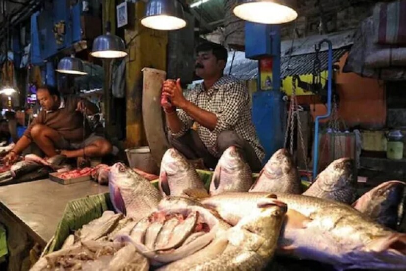 মাত্র সাত দিনের ব্যবধান। তার মধ্যেই১০ থেকে ২০ টাকা বাড়ল বহু সবজির দাম। পটল, ভেন্ডি, উচ্ছে, বেগুন টমেটো- যে সবজিতেই হাত দেবেন, দাম বেড়েছে সেই সবজিরই। একবার দেখে নেওয়া যাক কলকাতার সব থেকে বড় বাজারগুলিতে কী দামে বিক্রি হচ্ছে ফল, সবজি, মাছ-