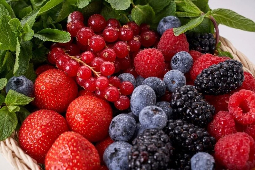 বেরি (Berries) ব্ল্যাকবেরি (Blackberries), স্ট্রবেরি (Strawberries), র‍্যাস্পবেরি (Raspberries), ব্লুবেরি (Blueberries) ইত্যাদি নানা ধরনের বেরি পাওয়া যায় খাওয়ার জন্য। এর মধ্যে রয়েছে গুরুত্বপূর্ণ নিউট্রিয়েন্ট, যা হার্টকে সতেজ রাখতে সাহায্য করে। বেরিতে রয়েছে প্রচুর মাত্রায় অ্যান্টি-অক্সিড্যান্ট (Antioxidants) যা হার্টকে অক্সিডেটিভ স্ট্রেস (Oxidative Stress) থেকে রক্ষা করে।