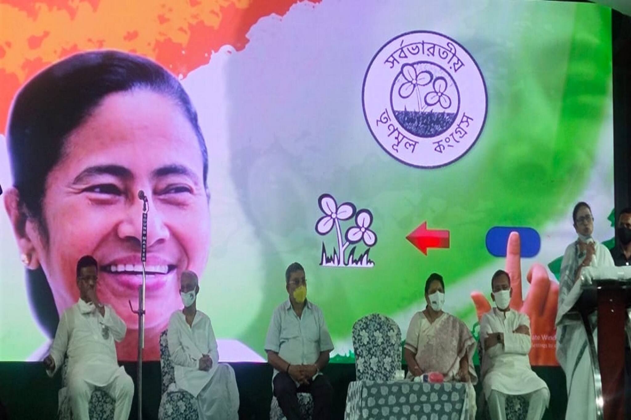 বামেদের নয়, মমতা বন্দ্যোপাধ্যায়ের প্রচার মঞ্চেই হাজির প্রাক্তন বামনেতা