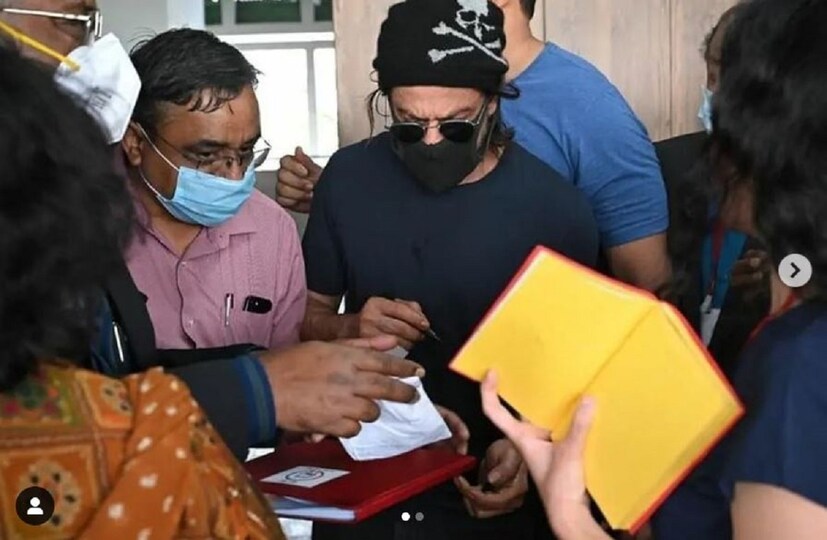 মেট্রো স্টেশনে হাইজ্যাকের দৃশ্য চলছিল। তবে পুলিশের তৎপরতায় সব কিছু নিয়ন্ত্রণে আসে। এবং শ্যুটিং হয়। এর পর শাহরুখ(Shahrukh Khan) বহু মানুষকে অটোগ্রাফ দেন। ছবি তোলেন। এমনকি মেট্রো কর্মীদের সঙ্গে আড্ডাও জমান। photo source Instagram 