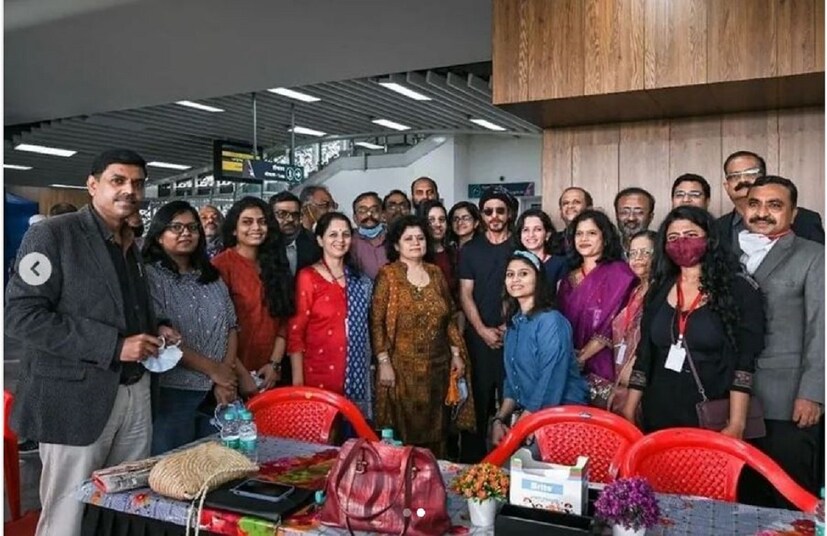 ঠিক সে সময়েই সকলে চিনে ফেলেন শাহরুখ খানকে(Shahrukh Khan)। কিছু বুঝে ফেলার আগেই সাধারণ মানুষ ঘিরে ধরেন তাঁকে। এই দৃশ্য দেখে অবাক হন শাহরুখ। photo source Instagram 