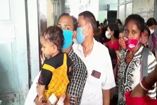 শিশু কোলে হাসপাতালে উদ্বিগ্ন বাবা- মায়েরা৷