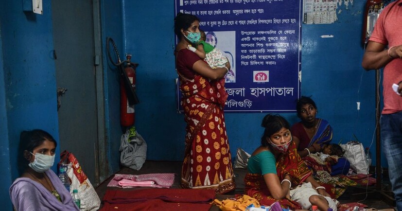 জ্বরে বাড়িতে যত্ন কী ভাবে? ভাবে পর্যাপ্ত জল খাওয়ানো, ডায়েরিয়ার জন্য ওআরএস, জ্বরের জন্য প্যারাসিটামল, শিশুর অ্যাক্টিভিটির দিকে খেয়াল রাখা। বিশেষত জ্বর কমে যাওয়ার পর শ্বাস প্রশ্বাস, মূত্রত্যাগ এবং খাওয়া দাওয়ার ওপর নজর রাখা। 