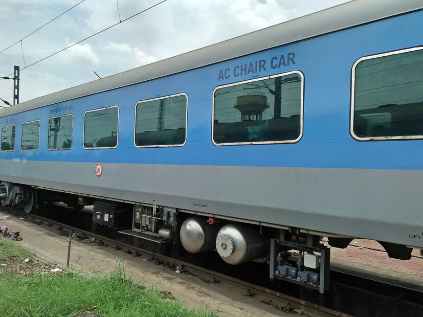 দক্ষিণপূর্ব রেল সূত্রে জানানো হয়েছে, মঙ্গলবার থেকে চলবে হাওড়া দিঘা বিশেষ ট্রেন। তাম্রলিপ্ত এক্সপ্রেসের সময়সূচি মেনে চলবে ট্রেনটি। হাওড়া থেকে ছাড়বে সকাল ৬.৪০ মিনিটে। দিঘা পৌঁছবে ১০.১৫ মিনিটে। অন্যদিকে ফেরার সময় ট্রেনটি সকাল ১০.৩৫ মিনিটে ছাড়বে দিঘা থেকে এবং হাওড়া পৌঁছাবে দুপুর ২.৩০ মিনিটে। আসলে এই স্পেশাল ট্রেন আগের তাম্রলিপ্ত এক্সপ্রেসের সময়সূচী মেনে যাতায়াত করবে।