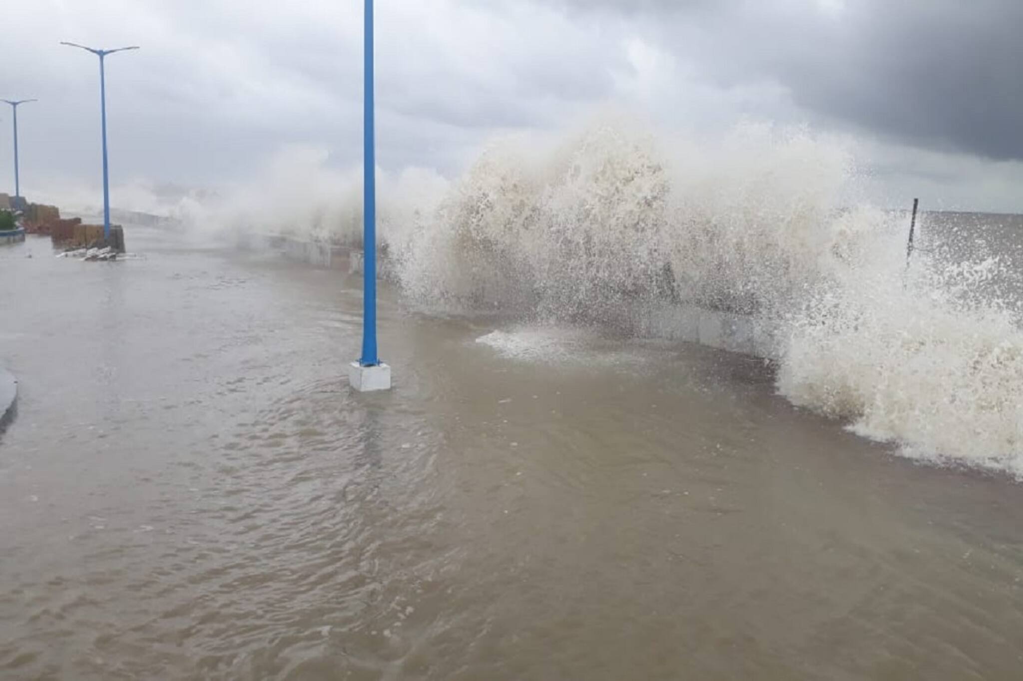 Digha| ফুঁসছে দিঘার সমুদ্র, আবার জল ঢুকে পড়ল রাস্তায়, আতঙ্ক সৈকত শহরে