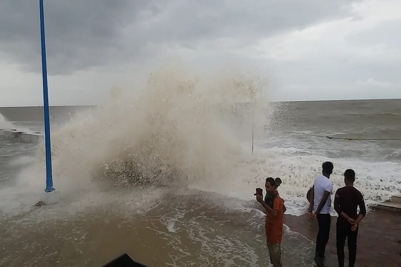 দিঘায় আজও জলোচ্ছাস৷ উত্তাল সমুদ্র! গত কয়েকদিনের মতো আজও দফায় দফায় বৃষ্টির সঙ্গে উত্তাল হচ্ছে সমুদ্র। 
