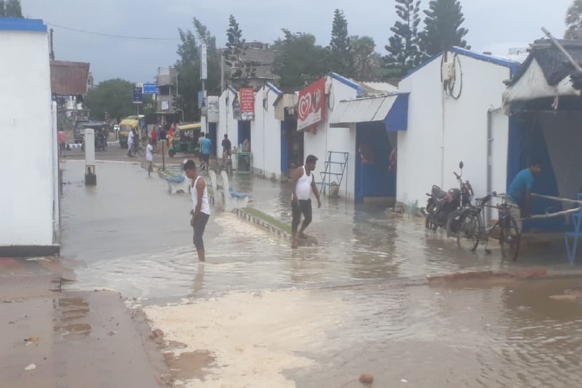  ৬ সেপ্টেম্বর মঙ্গলবার কৌশিকী অমাবস্যা, তার আগেই সোমবার সন্ধ্যে থেকে উত্তাল হয়ে উঠেছে সমুদ্র। কৌশিকী অমাবস্যা ও নিম্নচাপ এই দু'য়ের প্রভাবে বড় বড় ঢেউ এসে ধাক্কা খাচ্ছে দিঘার গার্ড ওয়ালে। জল উপচে পড়ছে দিঘার মেরিন ড্রাইভে। 