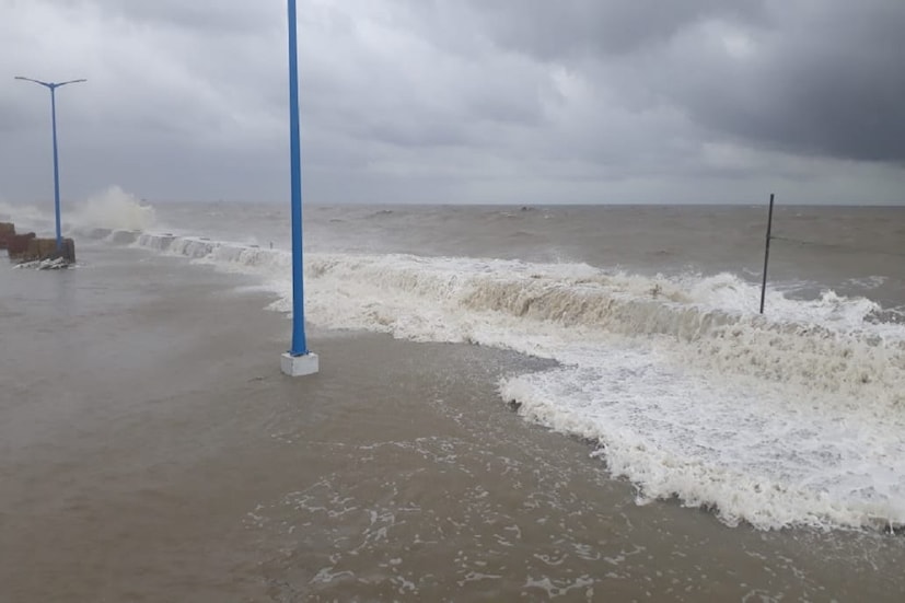 দীঘা মন্দারমণি-সহ সমুদ্র উপকূলে বিনোদনমূলক সমস্ত আক্টিভিটি বন্ধ রাখার পরামর্শ দেওয়া হয়েছে। দক্ষিণবঙ্গের সব জেলাতেই রবিবার হালকা থেকে মাঝারি বৃষ্টি থাকবে। কলকাতাতেও ভারী বৃষ্টি ও ঝোড়ো হাওয়া বইবে এমনটাই জানাচ্ছেন আবহাওয়া দফতরের পূর্বাঞ্চলীয় অধিকর্তা সঞ্জীব বন্দ্যোপাধ্যায়।