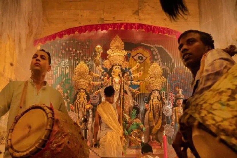 পাশাপাশি পুজোর সময় হোটেল, রেস্তোরাঁ, পানশালাগুলিতে বিক্রি বাড়লে সরকারের কোষাগারেও মোটা টাকা রাজস্ব জমা পড়বে৷ গত কয়েক দিনে রাজ্যে ফের করোনা সংক্রমণের হার কিছুটা বেড়েছে৷ কিন্তু স্বাস্থ্যবিধি বজায় রেখেই যাতে মানুষ পুজো উপভোগ করতে পারেন, সেই ব্যবস্থাই করল নবান্ন৷ 