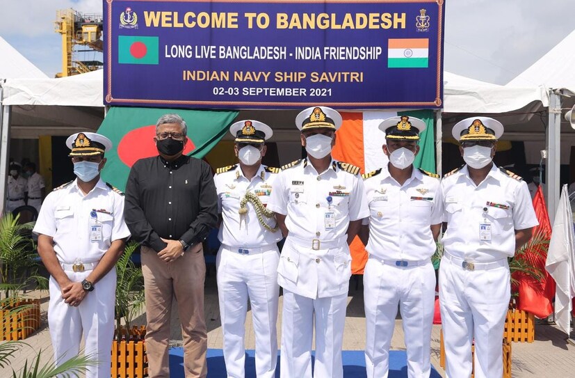&quot;আমরা ঘনিষ্ট সহযোগী হিসেবে কাজ করছি। আজ ২ সেপ্টেম্বর চট্টগ্রাম বন্দরে পৌঁছেছে আইএসএস সাবিত্রী।&quot; বাংলাদেশে নিযুক্ত ভারতের রাষ্ট্রদূত বিক্রম দোরাই স্বামী তাঁর ট্যুইটার হ্যান্ডেলে এমনটাই লেখেন। পাশাপাশি তিনি লিখেছেন, &quot;করোনা বিরুদ্ধে লড়াইয়ে বাংলাদেশের জনগণের জন্য দু’টি অক্সিজেন প্লান্ট পাঠিয়েছে ভারতের জনগণ”। উল্লেখ্য, গত সোমবারই বিশাখাপত্তনম সমুদ্রতট থেকে দু’টি ‘মেডিক্যাল অক্সিজেন প্লান্ট’ নিয়ে বাংলাদেশের উদ্দেশে রওনা দেয় আইএনএস সাবিত্রী।