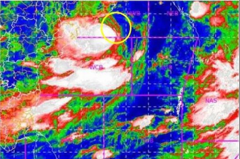 #কলকাতা:  বঙ্গোপসাগরে  (Bay of Bengal) তৈরি নিম্নচাপ শনিবারই সাইক্লোনে পরিণত হয়েছে, সাইক্লোন গুলাব এবার দ্রুত গতিতে জলভাগের ওপর শক্তি বাড়িয়ে স্থলভাগের দিকে এগোচ্ছে৷ আবহাওয়ার পূর্বাভাসে (Weather Update) বলা হয়েছে অন্ধ্রপ্রদেশেক উত্তর দিকে ও ওড়িশার দক্ষিণভাগে উপকূলবর্তী এলাকায় অরেঞ্জ অ্যালার্টে বৃষ্টির পূর্বাভাস (Rain) জারি করা হয়েছে৷ আইএএমডি ওয়েদার আপডেটে জানিয়েছে সাইক্লোন গুলাব (Gulab Cyclone) পশ্চিমদিকে অগ্রসর হবে৷ উত্তর অন্ধ্র্রের কলিঙ্গপত্তন ও দক্ষিণ ওড়িশার গোপালপুরের মধ্যে দিয়ে এই সাইক্লোন যাবে৷  Photo-IMD/Sattelite Image