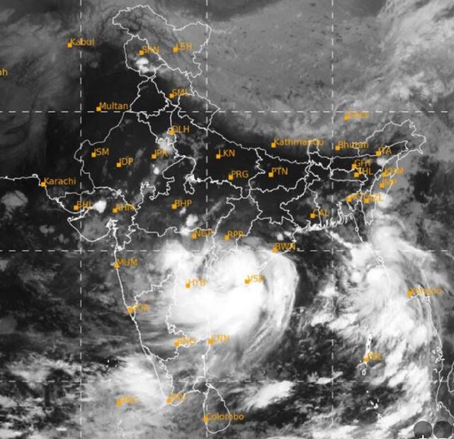 মায়নামারের কাছে উদ্ভুত হওয়া নিম্নচাপের দরুণ আগামী ৪৮ ঘণ্টায় কলকাতা, পূর্ব ও পশ্চিম মেদিনীপুর, উত্তর ও দক্ষিণ ২৪ পরগণা, পূর্ব ও পশ্চিম বর্ধমান, হাওড়া. ঝাড়গ্রাম, বাঁকুড়া, পুরুলিয়া জেলায় এক বা দুই স্থানে মঙ্গলবার ভারী বৃষ্টির পূর্বাভাস জারি করা হয়েছে৷ Photo Courtesy-IMD/Sattelite Picture