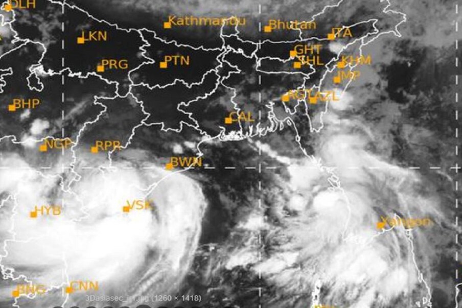  #নয়াদিল্লি : বঙ্গোপসাগরের খাঁড়িতে (Bay Of Bengal) তৈরি হওয়া সাইক্লোন গুলাবের Gulab Cyclone) জেরে পশ্চিমবঙ্গ (Bengal)) সহ একাধিক রাজ্যে বৃষ্টির (rain) পূর্বাভাস (weather update) জারি করেছে আইএমডি৷ কলকাতা (Kolkata Weather) সহ দক্ষিণবঙ্গে দুপুর থেকে আবহাওয়ার অবনতি এবং বজ্র বিদ্যুৎ সহ বৃষ্টির (Rain) আবহাওয়ার পূর্বাভাস জারি৷ এদিকে সোমবার তাও কলকাতা ও দক্ষিণবঙ্গে বজ্র বিদ্যুৎ সহ ভারী বৃষ্টি হলেও মঙ্গলবার থেকে আবহাওয়ার (weather update) আরও অবনতি হওয়ার সম্ভবনা৷ বজ্র বিদ্যুৎ সহ প্রবল বৃষ্টিতে ভাসবে কলকাতা সহ দক্ষিণবঙ্গ৷ Photo Courtesy-IMD/Sattelite Picture